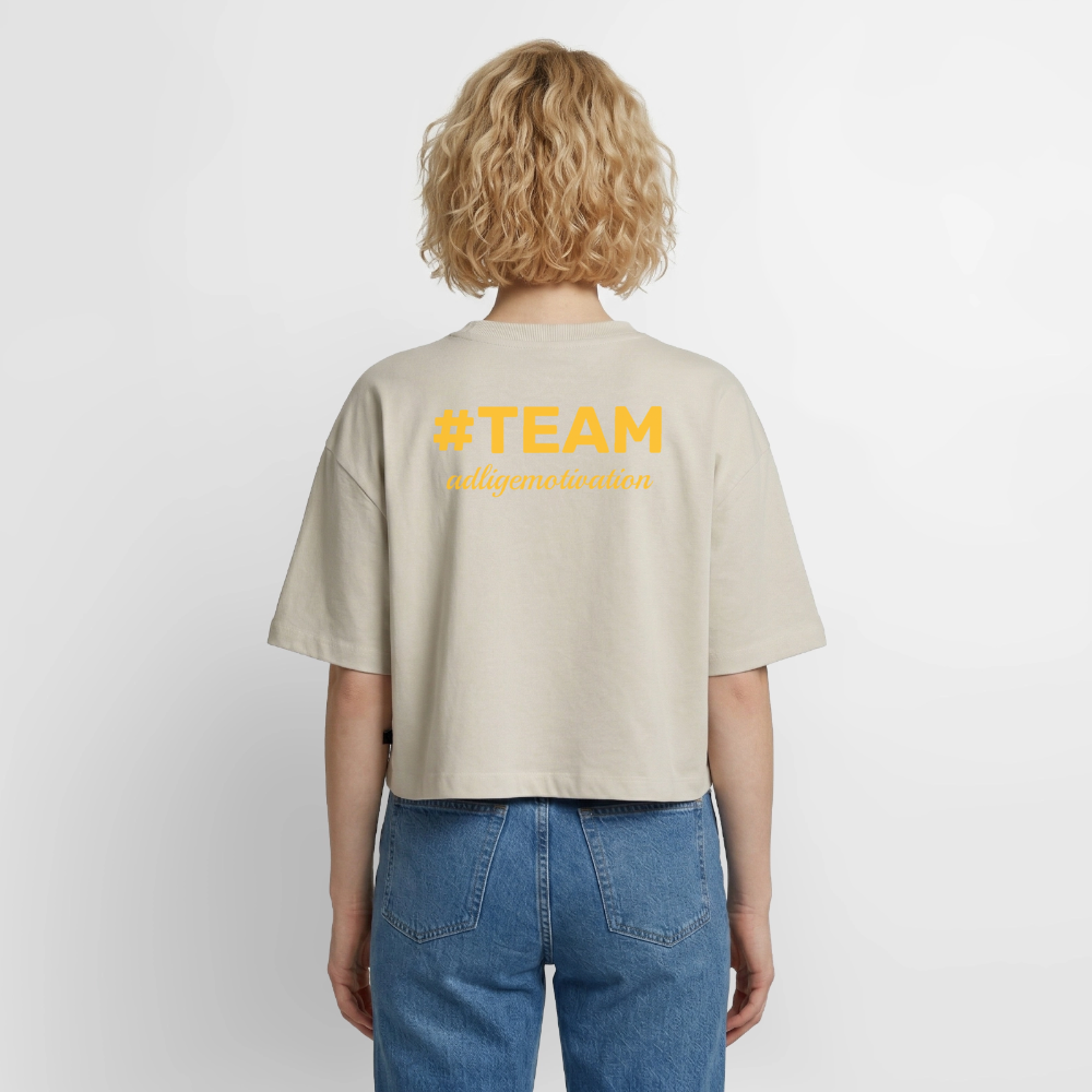 #TEAM adligemotivation Cropped Premium T-Shirt - beige
